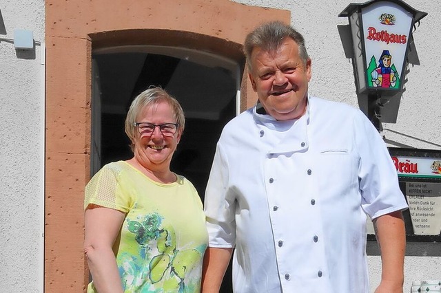 Barbara und Bernd Schneider vor der Bruckmhle in Wollbach.  | Foto: Gudrun Gehr