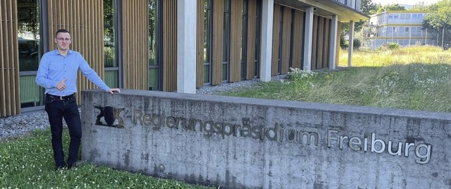 Vereinsvorsitzender Willi Erling vor dem Regierungsprsidium Freiburg  | Foto: Verein