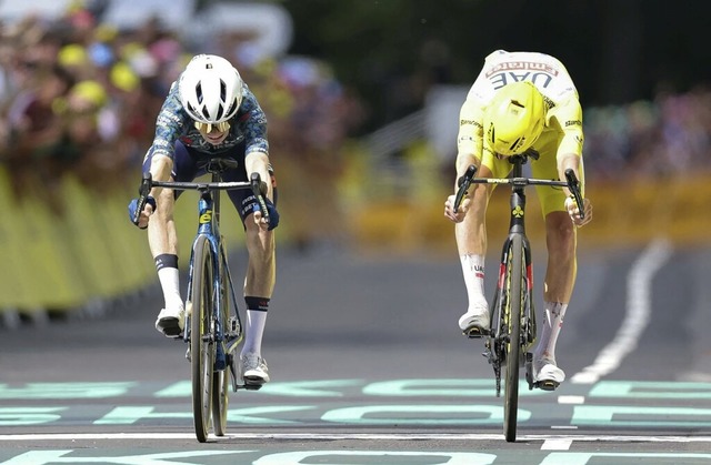 Jonas Vingegaard (l.) und Tadej Pogacar im Zielsprint  | Foto: Thomas Samson (dpa)