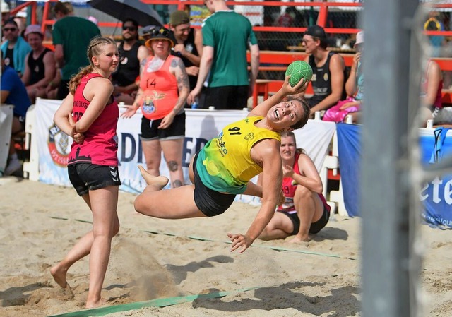 Die Handballerinnen und Handballer geb...  Party-Geschehen kommt nicht zu kurz.  | Foto: Wolfgang Knstle