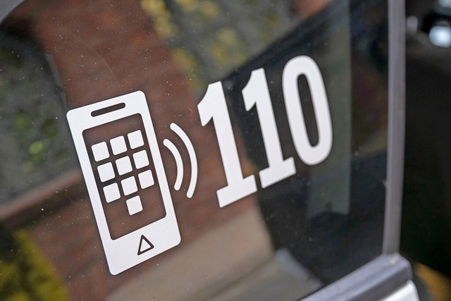 Notruftafeln neben Festnetztelefonen w...st immer ihr Mobiltelefon griffbereit.  | Foto: Peter Kneffel (dpa)