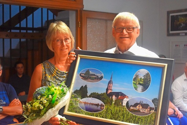 Hans-Jrgen Kopf mit seiner Frau Daniela und der geschenkten Schuttern-Collage   | Foto: Walter Holtfoth