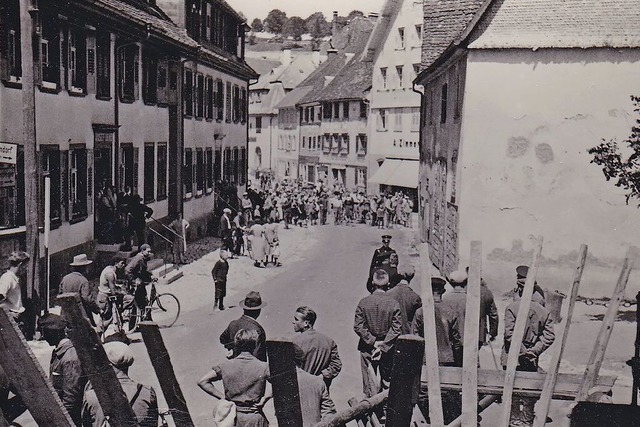 Einwohner von Lffingen schauen am  23... der Vertreibung des Stadtpfarrers zu.  | Foto: Privatarchiv Wamer