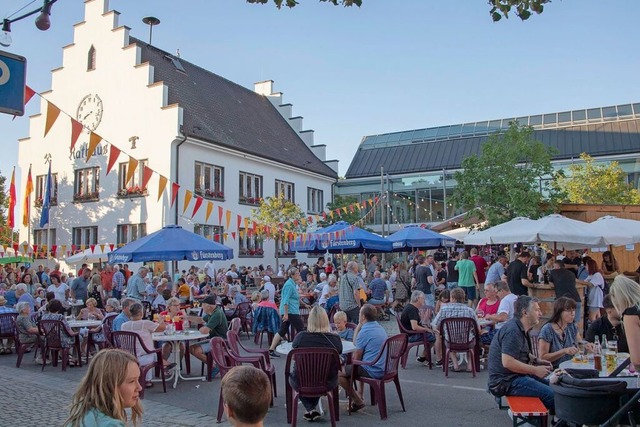 Die Festgemeinde  versammelt sich ab Samstagabend  | Foto: Volker Mnch