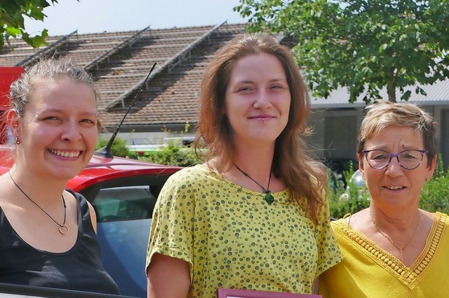 Birgit Bckert und  Sandra Natsche und Ausbilderin Kornelia Lucaen (von links)  | Foto: Ulrich Senf