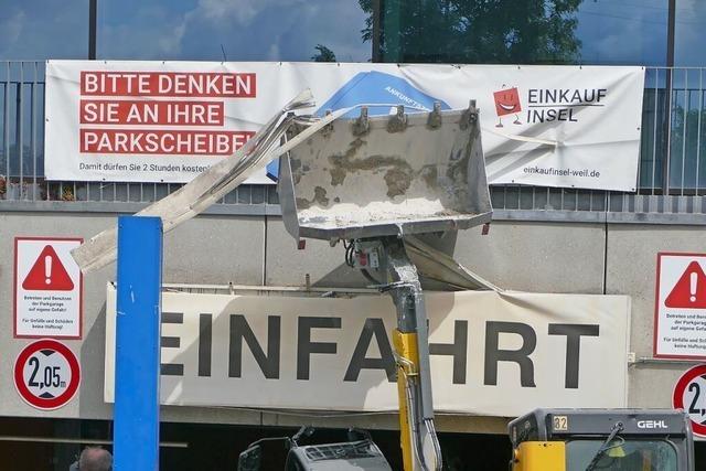 Teleskoplader bleibt mit Schaufel an der Einfahrt des Insel-Parkhauses in Weil am Rhein hngen