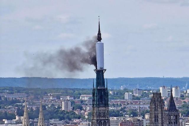 Brand im Turm der Kathedrale von Rouen in Frankreich