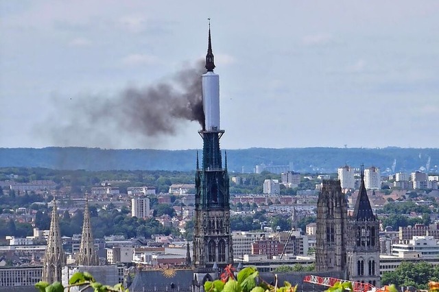 Am Donnerstag bricht ein Feuer in der ... in der normannischen Stadt Rouen aus.  | Foto: Patrick Streiff (dpa)