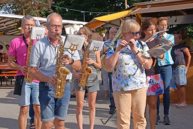 Die Vereine erffnen traditionell unte... Musikvereins das Dorffest in Minseln.  | Foto: Petra Wunderle