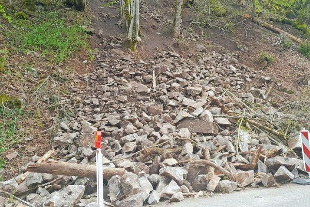 Die Landesstrae 157 bleibt wegen Gefahr durch herabgestrzte Felsen weiterhin gesperrt