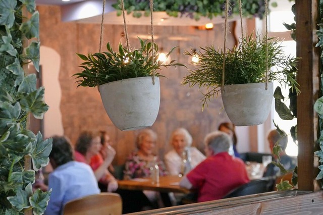 Austausch in geselliger Runde: Der Tre... seinem ersten Kaffeetrinken zusammen.  | Foto: Lukas Mller