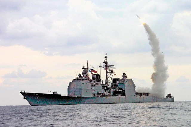 Ein Tomahawk-Marschflugkrper startet ...pe St. George im Einsatz im Mittelmeer  | Foto: Kenneth Moll (dpa)