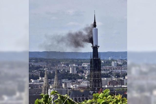 Kathedrale in Nordfrankreich fngt Feuer