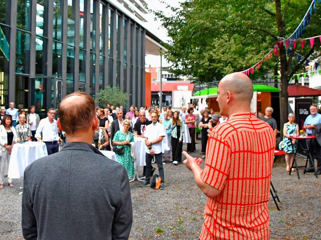 Das 30. Lrracher Stimmenfestival wurde mit einem Empfang und der Nina Simone Story feat. Fola Dada im Burghof erffnet.