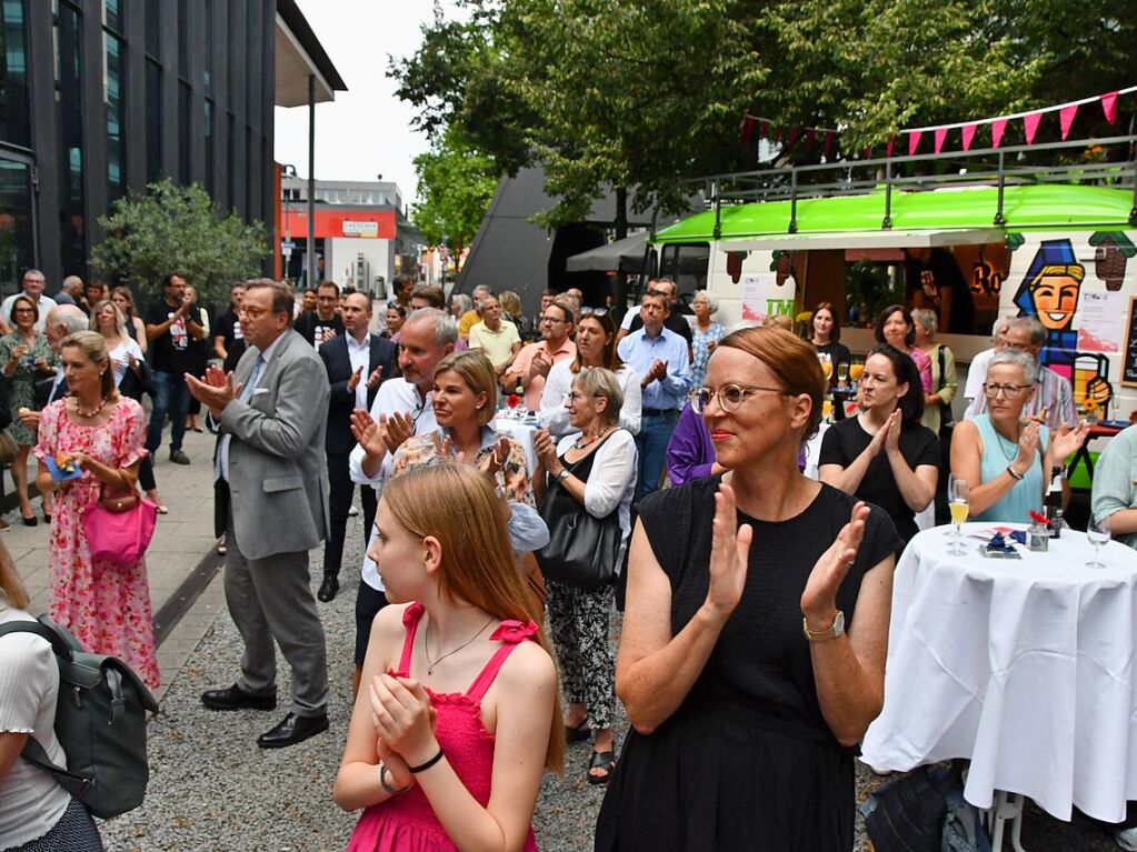 Das 30. Lrracher Stimmenfestival wurde mit einem Empfang und der Nina Simone Story feat. Fola Dada im Burghof erffnet.