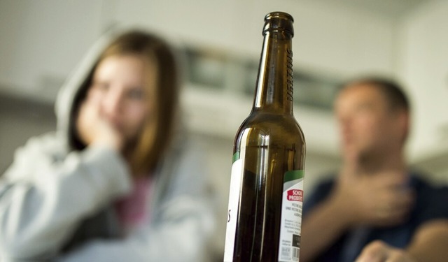 Ein Bier mit Mama und Papa? Gesundheit...en die deutsche Gesetzgebung kritisch.  | Foto: Alexander Heinl (dpa)