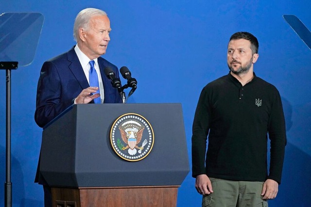 US-Prsident Joe Biden (l.) mit dem ukrainischen Prsidenten Wolodymyr Selenskyj  | Foto: Matt Rourke (dpa)