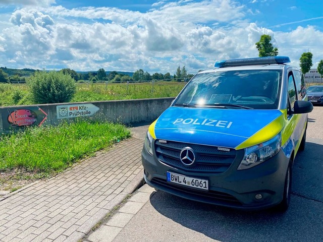 Die Polizei whrend des Einsatzes in d...strae in Langenwinkel am  Donnerstag.  | Foto: Mark Alexander