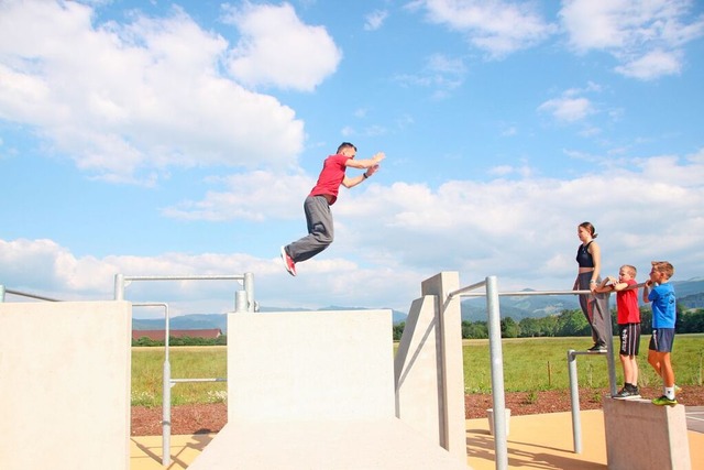 Kamil Feucht beim Training mit Kindern und Jugendlichen im Parkour-Park in Ebnet  | Foto: Helene Altgelt