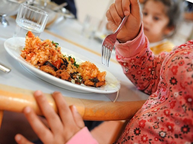 Eigentlich erhalten nur die ganztagsbetreuten Kinder ein Mittagessen.  | Foto: Angelika Warmuth