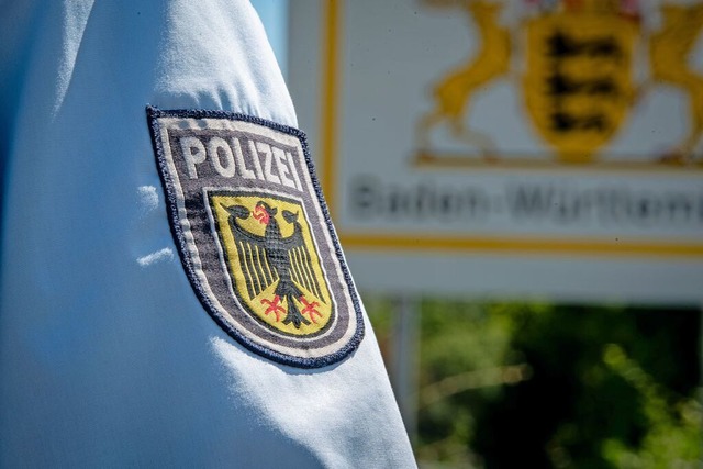 Seit Oktober stehen die Bundespolizist...rekt an der Grenze fr die Kontrollen.  | Foto: Jonas Gnther
