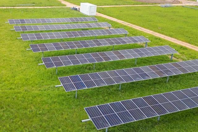 Auf einem eigenen Testfeld bei Merding...mglichkeiten von Photovoltaikanlagen.  | Foto: Hubert Gemmert