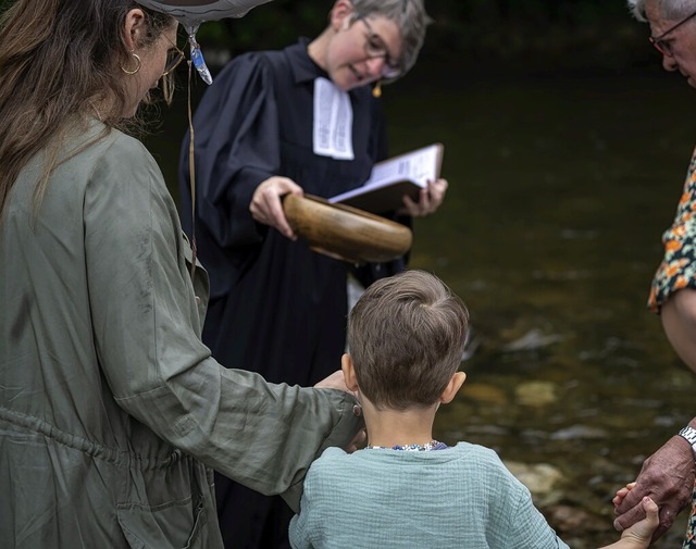 Pfarrerin Lisa Kern bei der Taufe in der Elz.  | Foto: Evangelische Kirchengemeinde