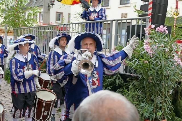 Gaukler, Ritter, Fahnenwerfer nehmen Waldkirch in Beschlag