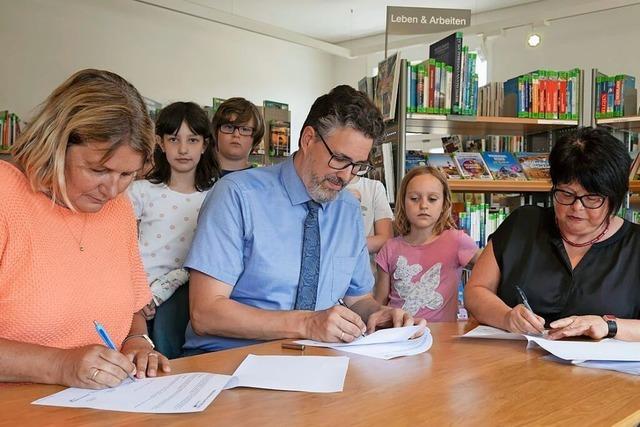 Gelebte Kooperation der Neuenburger Rheinschule und Stadtbibliothek ist nun offiziell