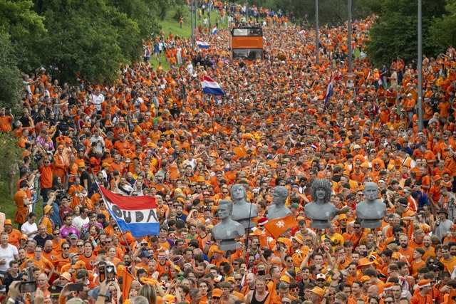 Hollndische Fans bei der EM 2024 in Deutschland.  | Foto: Stefan Puchner (dpa)