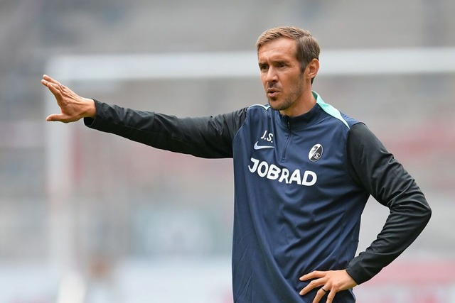 Julian Schuster bei seinem ersten Trai...als neuer Cheftrainer des SC Freiburg.  | Foto: Achim Keller