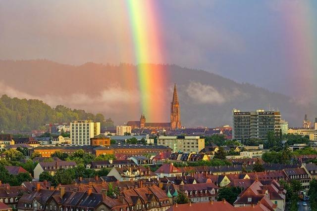 Dieser Regenbogen taucht in das Freiburger Mnster ein