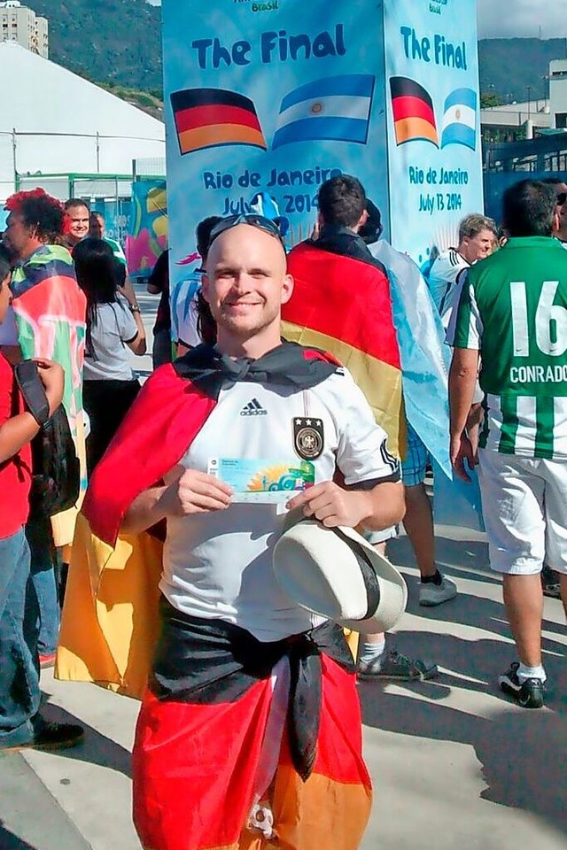 Claudius Holdermann  vor dem WM-Finale 2014 mit seinem Ticket.  | Foto: privat