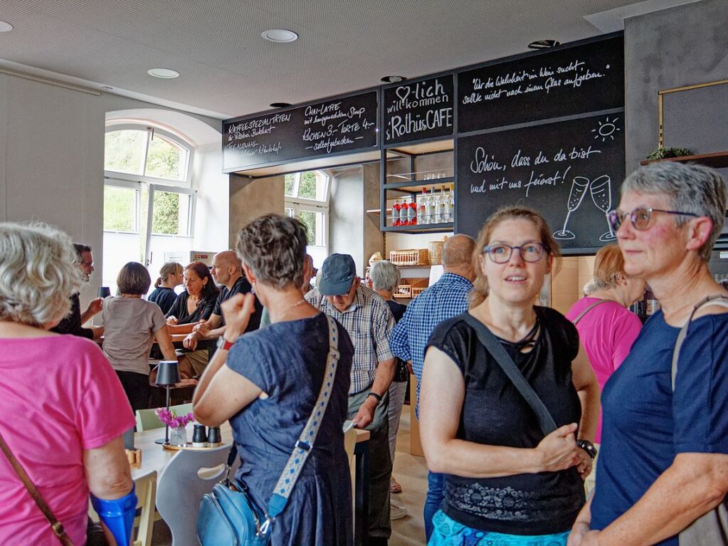 Erffnung Dorftreff Kiechlinsbergen und "Roths-Caf" am Samstag: Die Besucher nehmen alles genau in Augenschein.