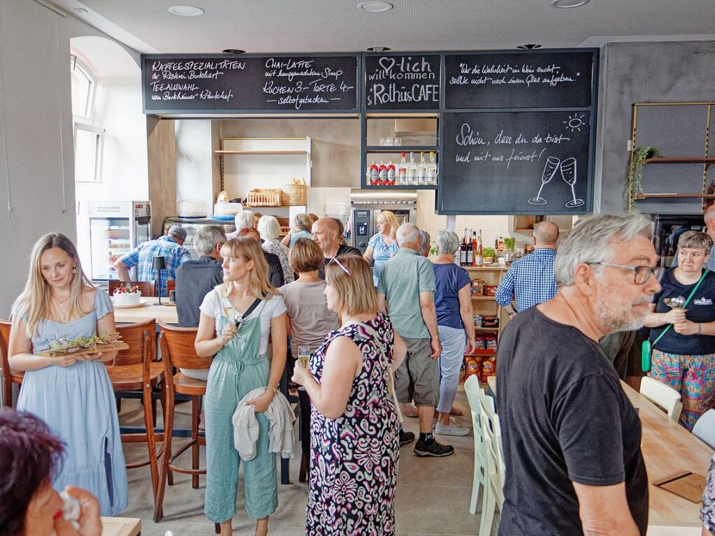 Erffnung Dorftreff Kiechlinsbergen und "Roths-Caf" am Samstag: Die Besucher nehmen alles genau in Augenschein.