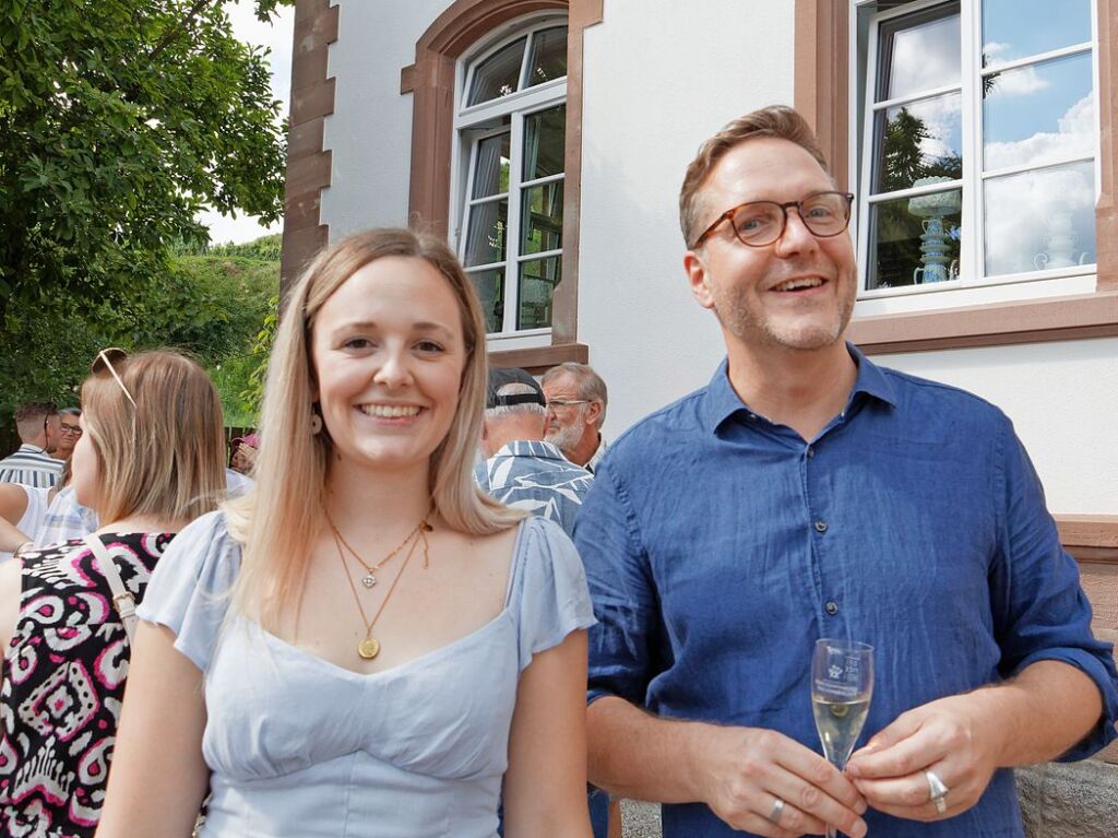 Erffnung Dorftreff Kiechlinsbergen und "Roths-Caf" am Samstag: Betriebsleiterin Natalie Drger und Vorsitzender Martin Maier freuen sich ber den Start des Dorftreffs und die vielen Besucher.