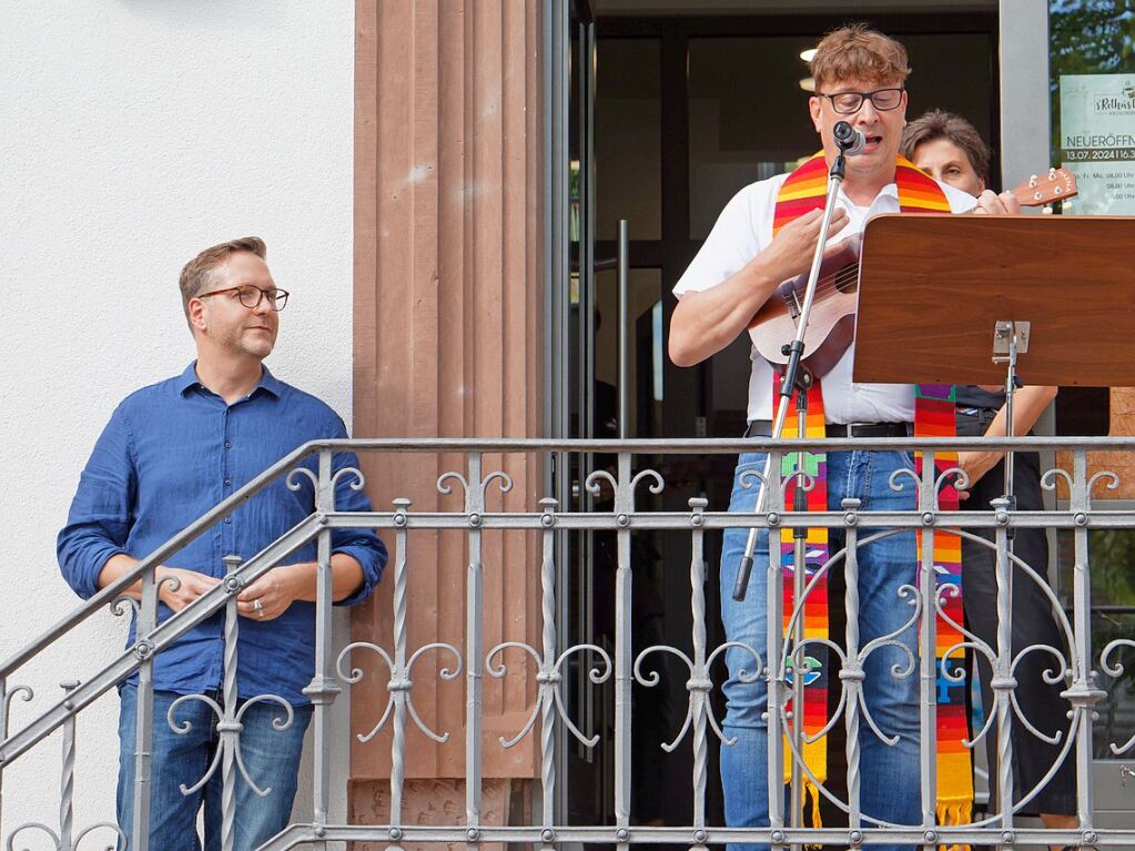 Erffnung Dorftreff Kiechlinsbergen und "Roths-Caf" am Samstag: Pfarrer Jrgen Schindler an der Ukulele, links Martin Maier.