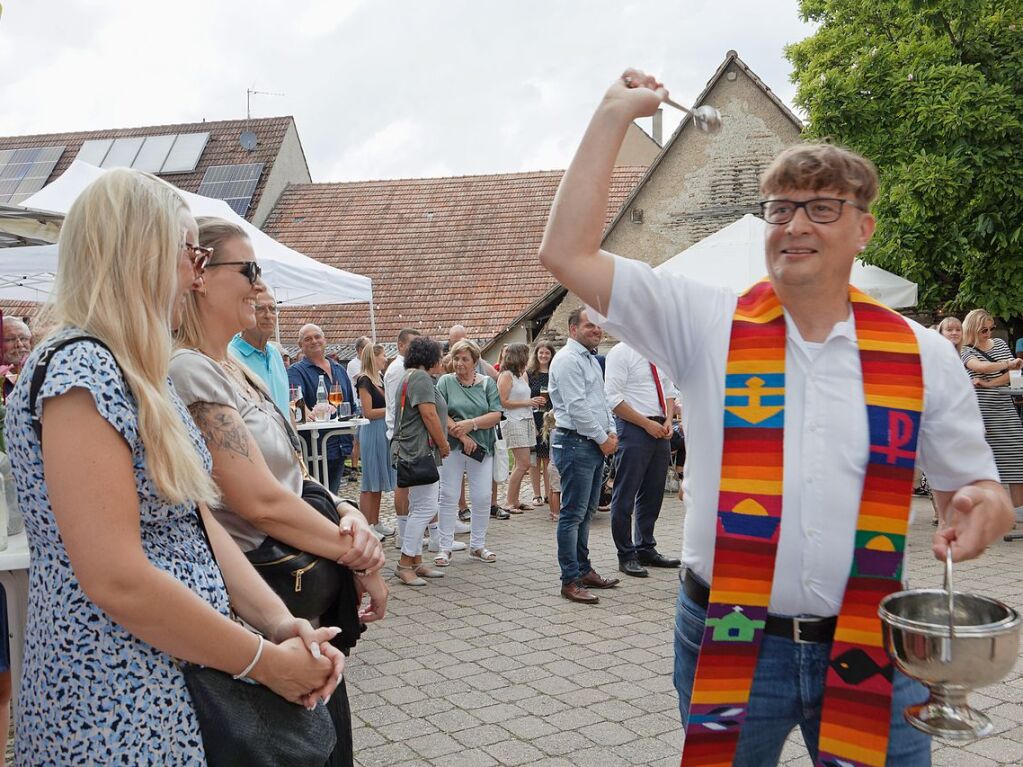 Erffnung Dorftreff Kiechlinsbergen und "Roths-Caf" am Samstag: Pfarrer Jrgen Schindler segnet den neuen Dorftreff und alle Erffnungsgste.