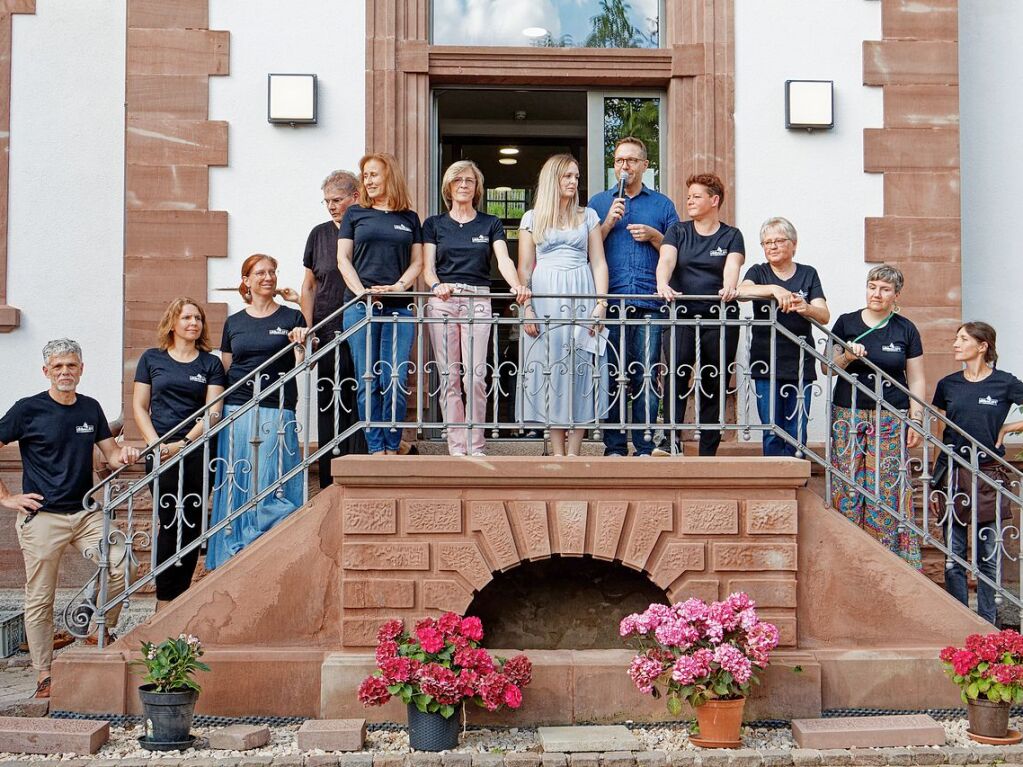 Erffnung Dorftreff Kiechlinsbergen und "Roths-Caf" am Samstag. Das ganze Team prsentiert sich auf der Treppe des Ortschaftsamts.