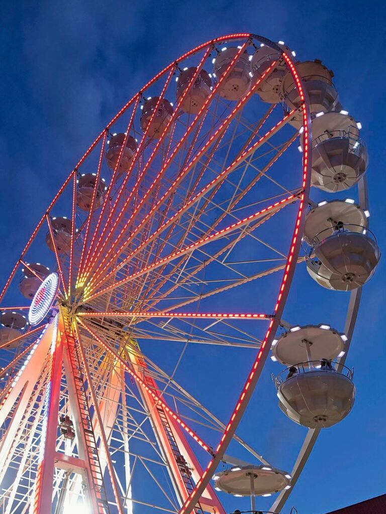 Vom Riesenrad auf dem Neuenburger Rathausplatz haben Besucher einen Ausblick bis weit ins Elsass und hoch zum Schwarzwald.