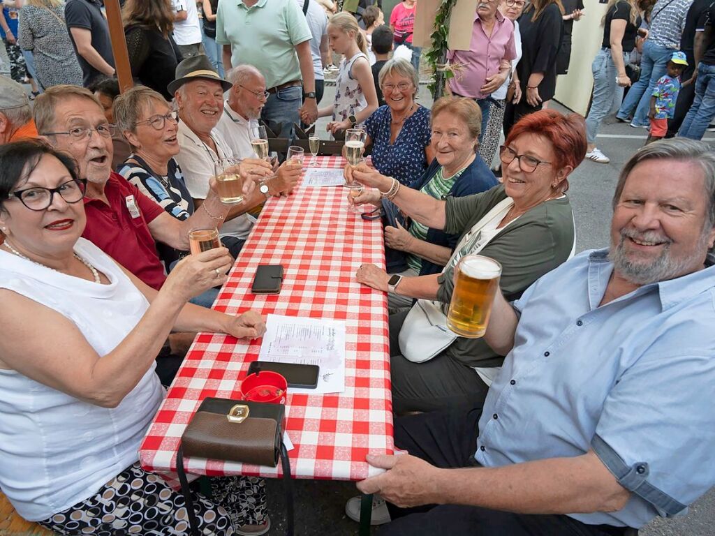 Zahlreiche Gruppen treffen sich, um mit Bier oder Wein anzustoen oder ein alkoholfreies Erfrischungsgetrnk zu genieen.