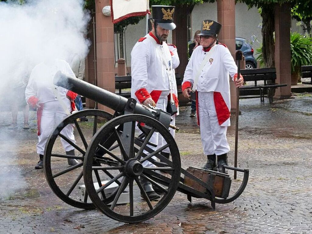 Pnktlich zu den obligatorischen Kanonenschssen des Schtzenvereins Neuenburg-Zienken klarte das Wetter etwas auf. So konnten die Bller vor dem Stadthaus gezndet werden.