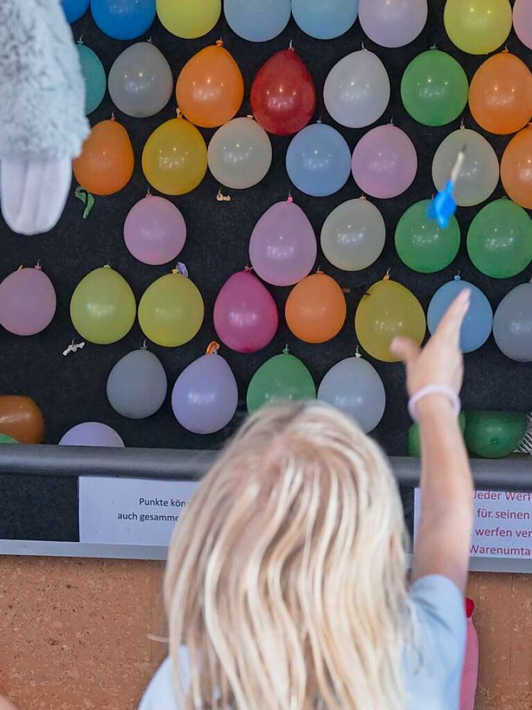 Die Jungen kommen im Vergngungspark an vielen Stnden auf ihre Kosten – unter anderem fliegen die Pfeile auf kleine Luftballons.