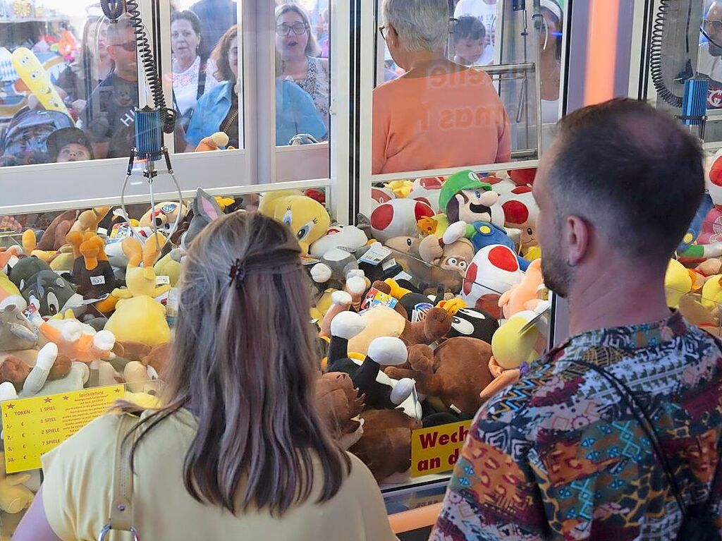 Ein Greifautomat mit Kuscheltieren steht auf dem Zipperplatz neben den Boxautos. Nicht nur junge Menschen widmen sich dem Glcksspiel.