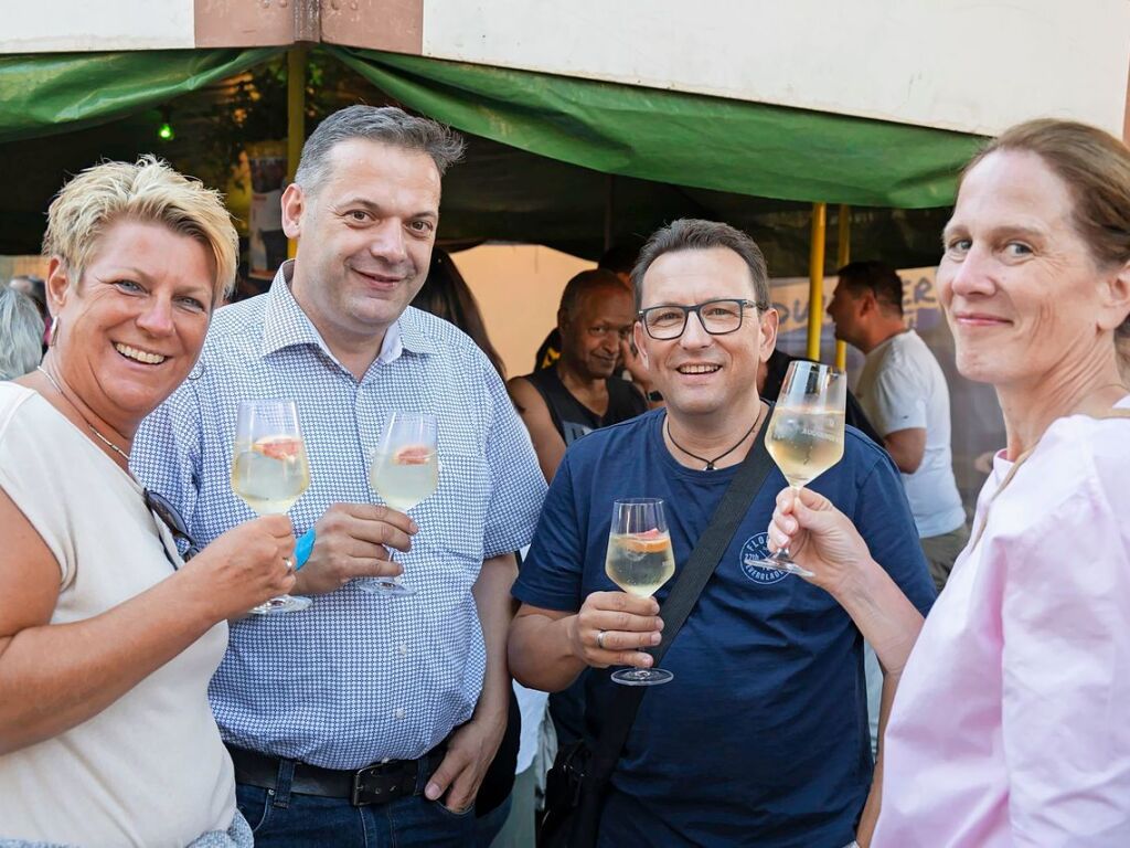 Prost und Stchen – an den Stnden und in den historischen Lauben gibt es Wein, Bier, Spritz-Getrnke und vieles mehr.