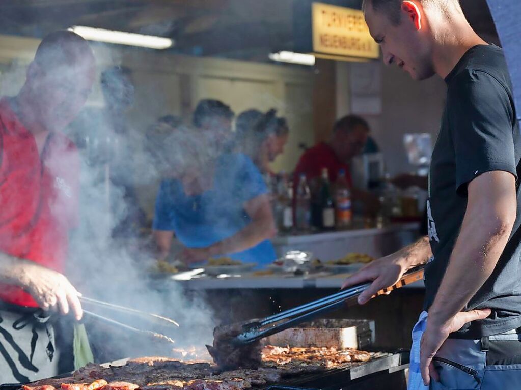 Der TV Neuenburg bietet traditionell Steaks vom Holzkohlegrill an. Da kann es auch schon mal ordentlich qualmen.