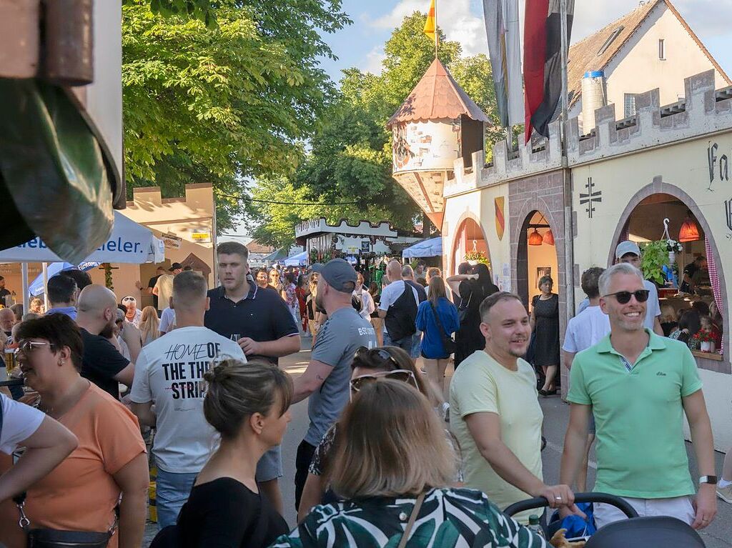 Die Festmeile in der Breisacher Strae findet auch dieses Jahr groen Zulauf.