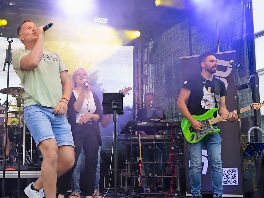 Die Live-Band    „Six 4 You“ heizte am Samstagabend von der zentralen Festbhne aus dem Publikum ein.