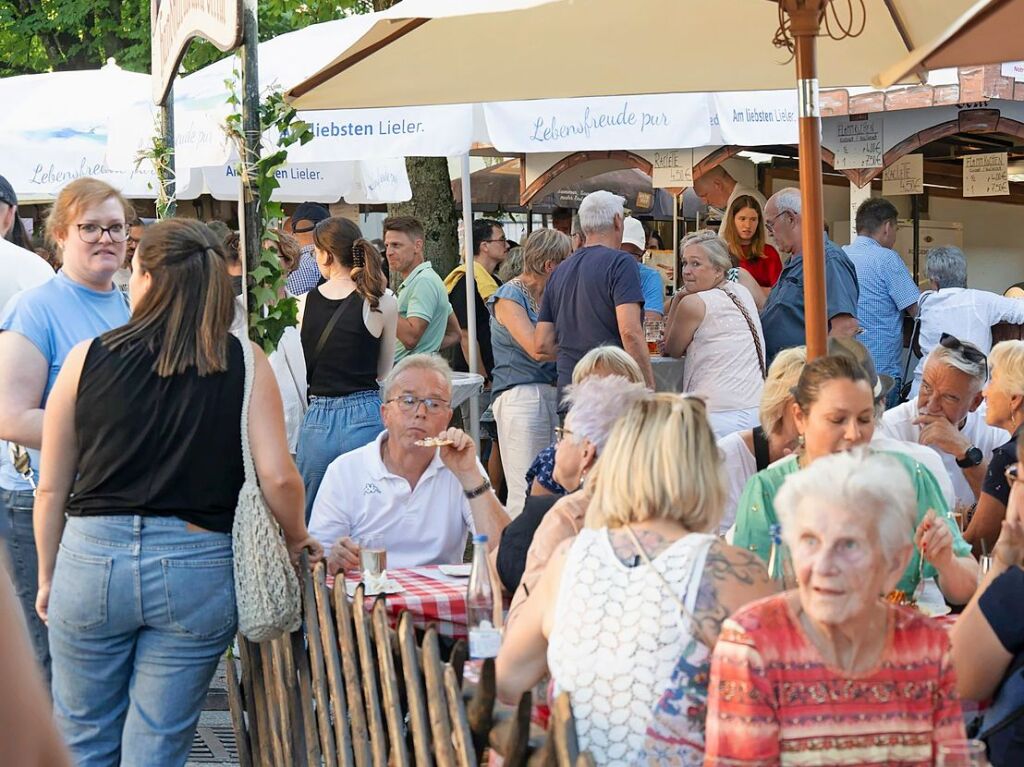 Die Sitzpltze vor den Lauben waren am Samstag gut gefllt.