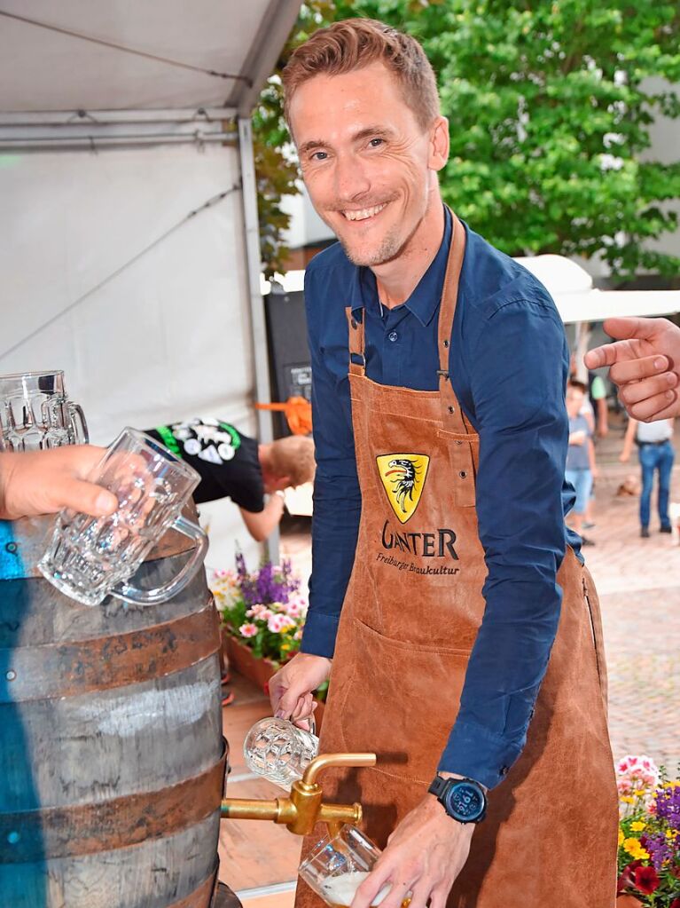 Mit Regenschirmen schtzten sich die Gste beim Dorffest in Gundelfingen vor dem wechselhaften Wetter. Zwei Bands und drei Musikvereine sorgten fr musikalische Unterhaltung. Das Programm haben sieben Vereine mitgestaltet.